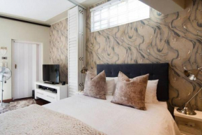 Luxurious and bright Sea Point Studio Apartment close to Promenade
